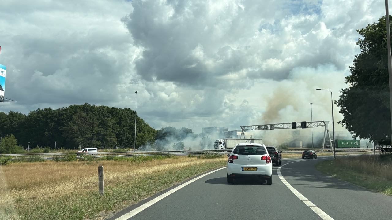 De rookwolken trekken over de snelweg (foto: Omroep Brabant).