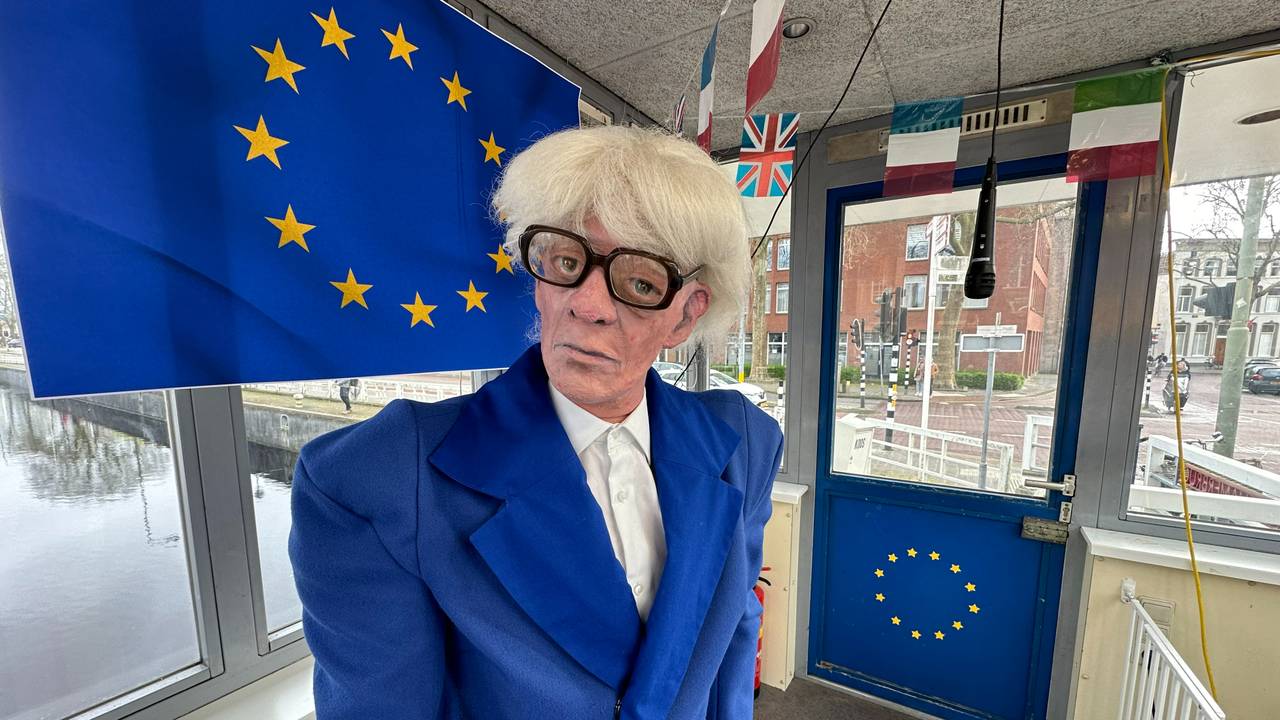 Sluiswachter Koos heeft ook voor een Joost Klein-look gekozen (foto: Nick van der Schoot).