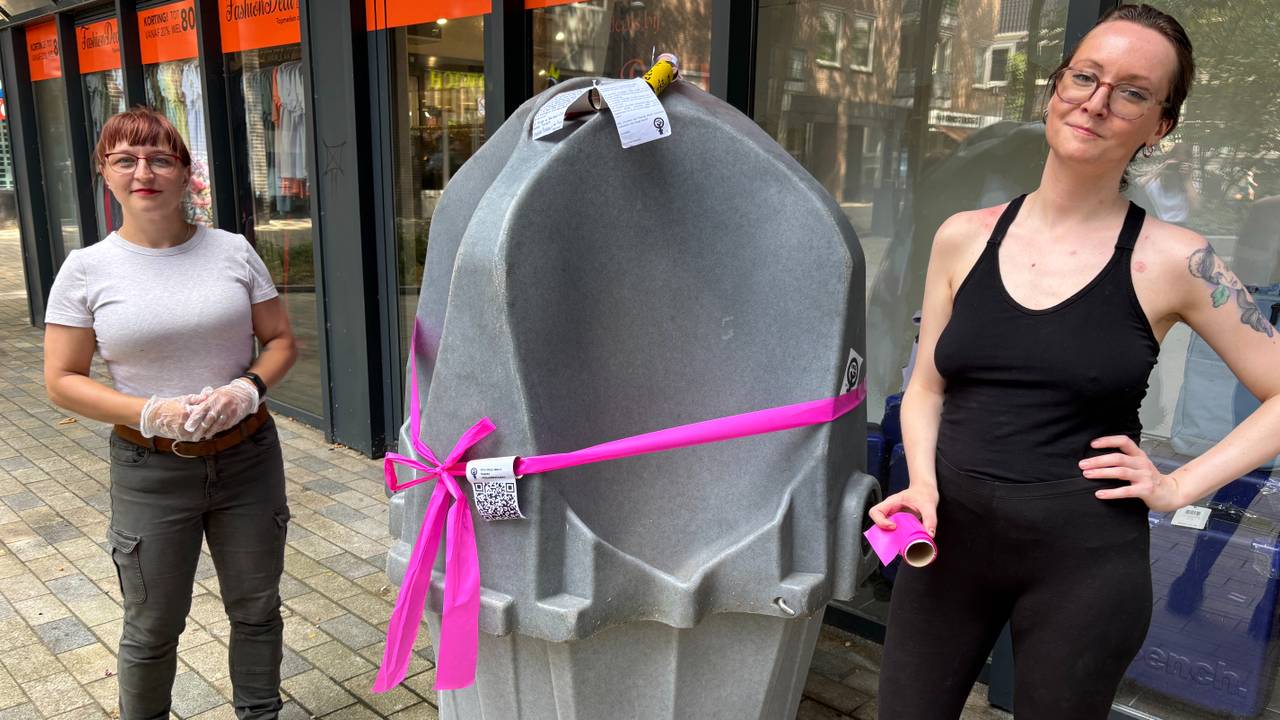 Elysa en Paulina vinden het oneerlijk dat vrouwen moeten betalen om te plassen (foto: Omroep Brabant).