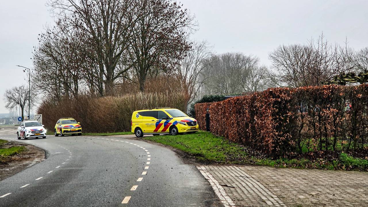 Persoon valt van ladder in Andel (foto: Erik Haverhals / Persbureau Heitink). 