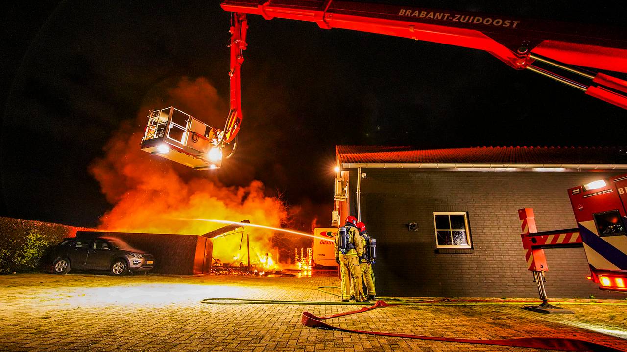 De brandweer bestreed het vuur aan de Oirschotsedijk in Wintelre (foto: Rico Vogels/SQ Vision).