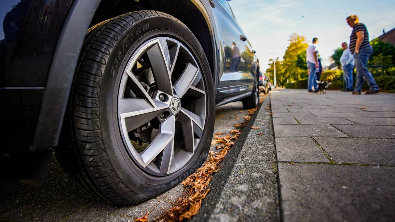 Een verdachte is aangehouden na het leksteken van de autobanden in Eindhoven (foto: SQ Vision).