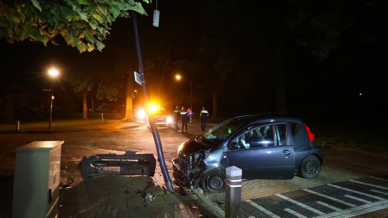 Toen de hulpverleners aankwamen bij de straat Klein Brabant in Vught was er niemand meer bij de auto aanwezig (foto: Bart Meesters). 