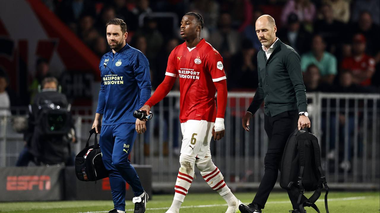 Armel Bella-Kotchap viel eerder ook al geblesseerd uit tegen FC Volendam (Foto: Maurice van Steen/ANP).