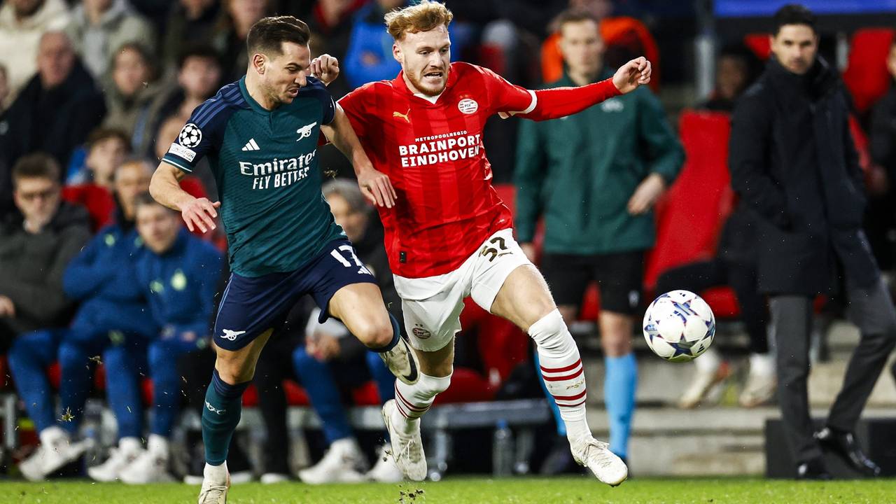 Yorbe Vertessen passeert zijn tegenstander (foto: ANP/Maurice van Steen).