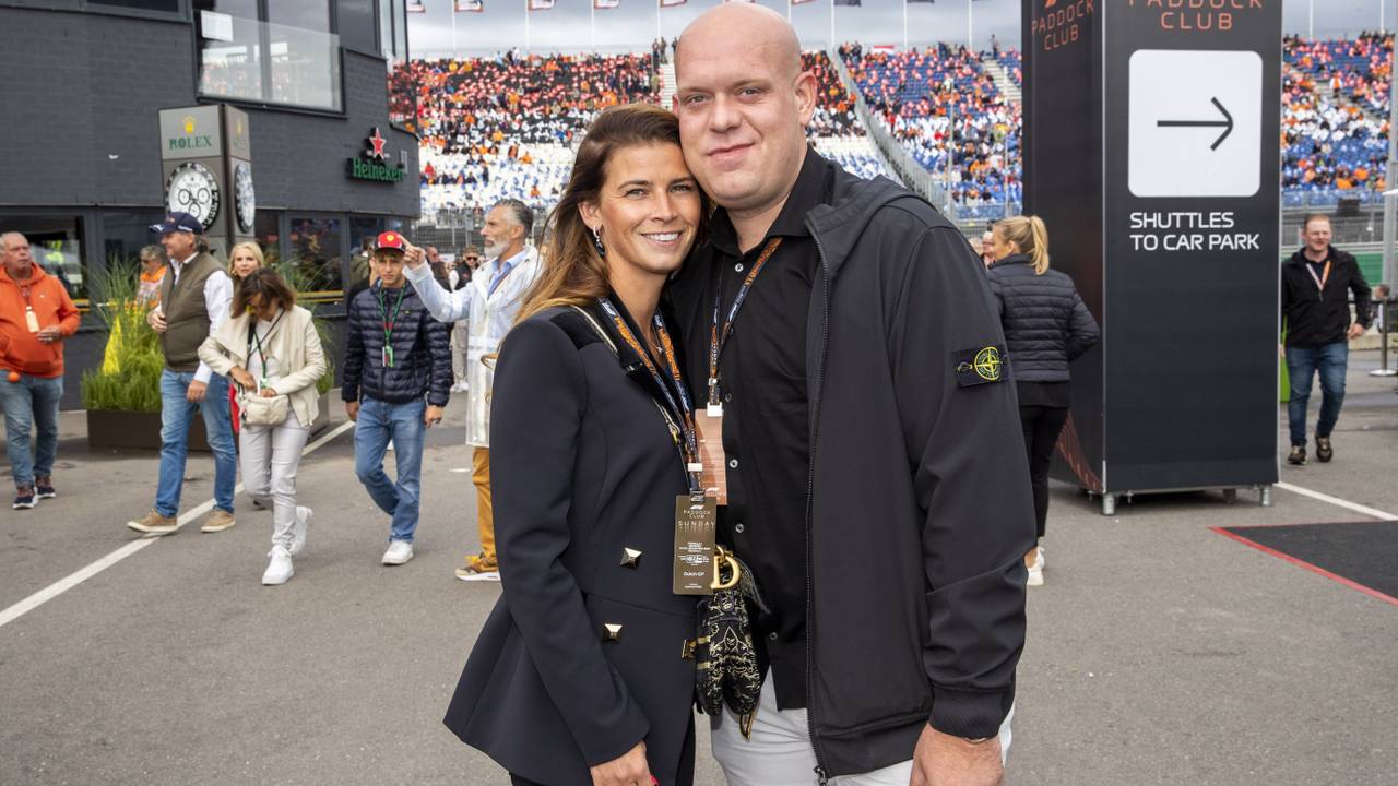 Michael van Gerwen en Daphne tijdens de Dutch Grand Prix in 2023 (foto: ANP).