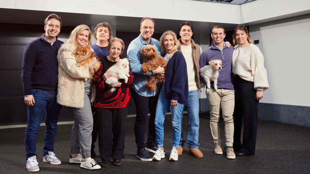 Frans Bauer samen met zijn vrouw, moeder, vier kinderen, schoondochters en hondjes (foto: Avrotros). 