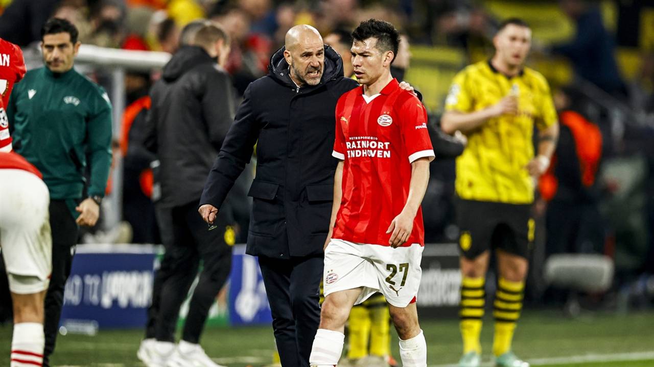 Peter Bosz coachend tegen Hirving Lozano (Foto: ANP/Maurice van Steen)