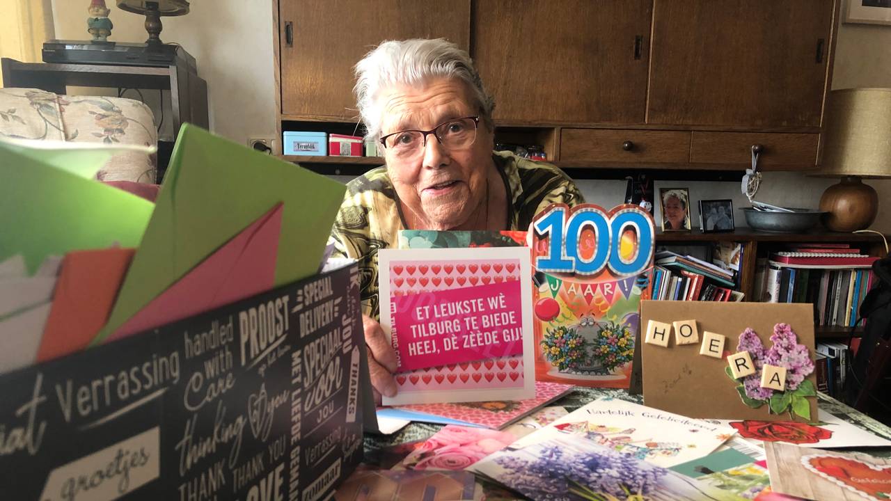 Luchtbuks Ria tussen de honderden kaarten die ze voor haar verjaardag kreeg (Foto: Imke van de Laar)
