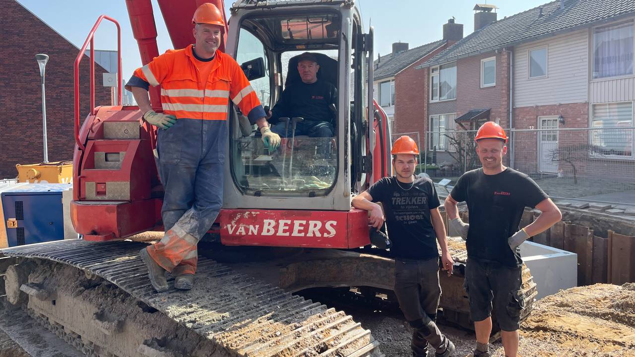 De groep oplettende bouwvakkers (foto: Imke van de Laar).