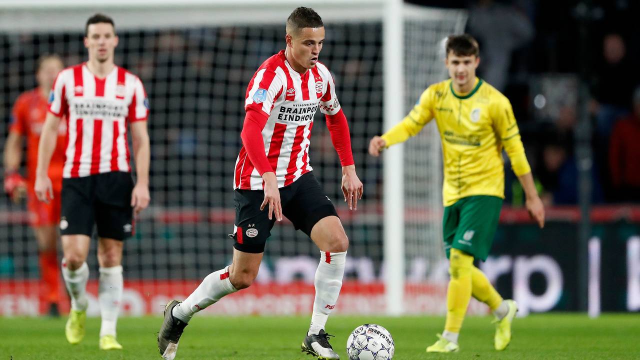 Afellay in actie tegen Fortuna Sittard.