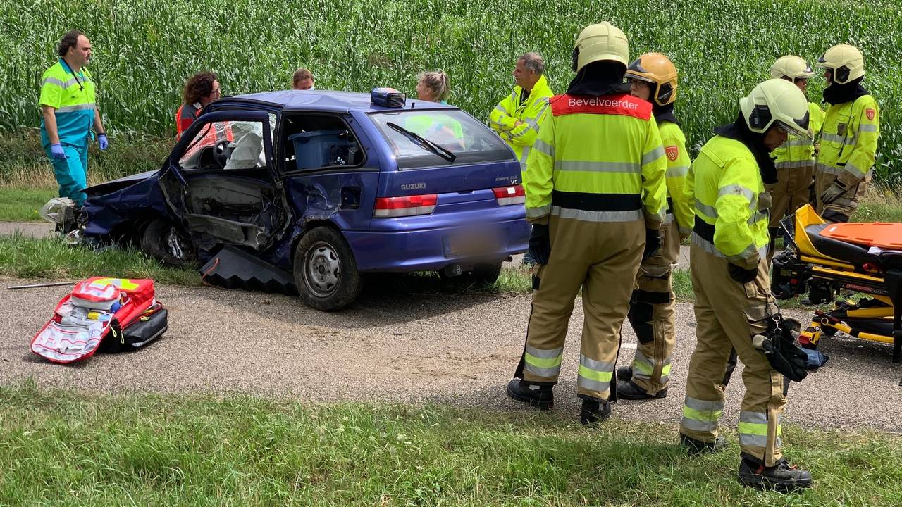 De auto raakte na de botsing op de Wildsedijk in Maren-Kessel van de weg en sloeg over de kop (foto: Bart Meesters).