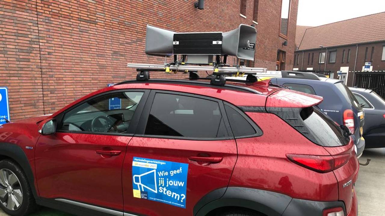 De oproepauto rijdt door de straten van Land van Cuijk (foto: Tessel Linders)