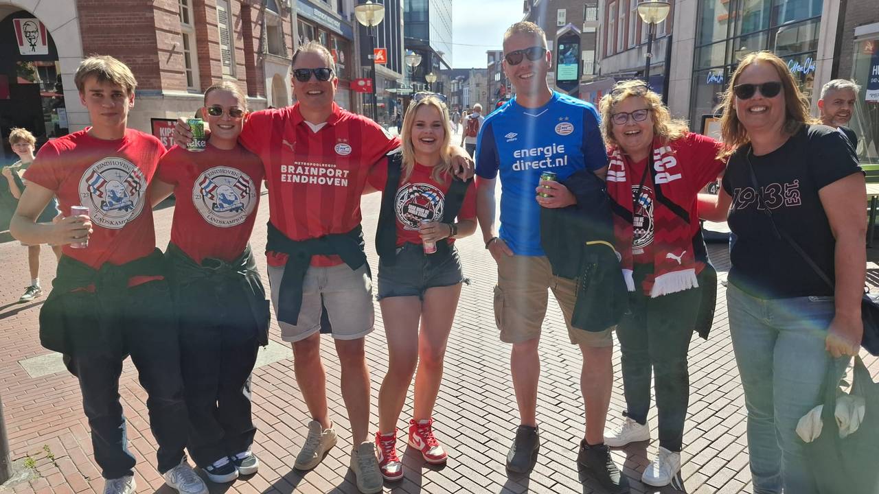 Drentse fans in Eindhoven (Foto: Leon Voskamp).