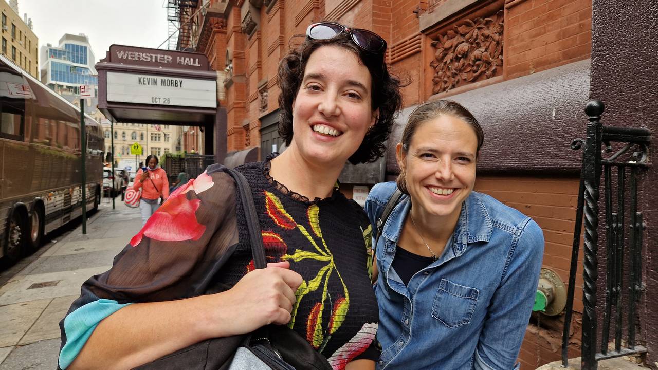 Marjolijn en Indra zijn voor Guus Meeuwis naar New York gekomen (foto: Noël van Hooft).