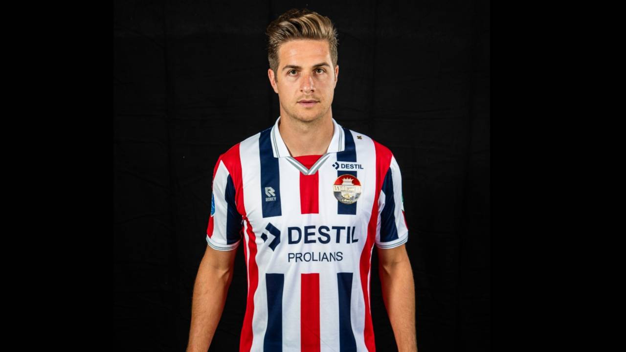 Jordens Peters in het nieuwe thuisshirt van Willem II (foto: Willem II/Jules van Iperen)