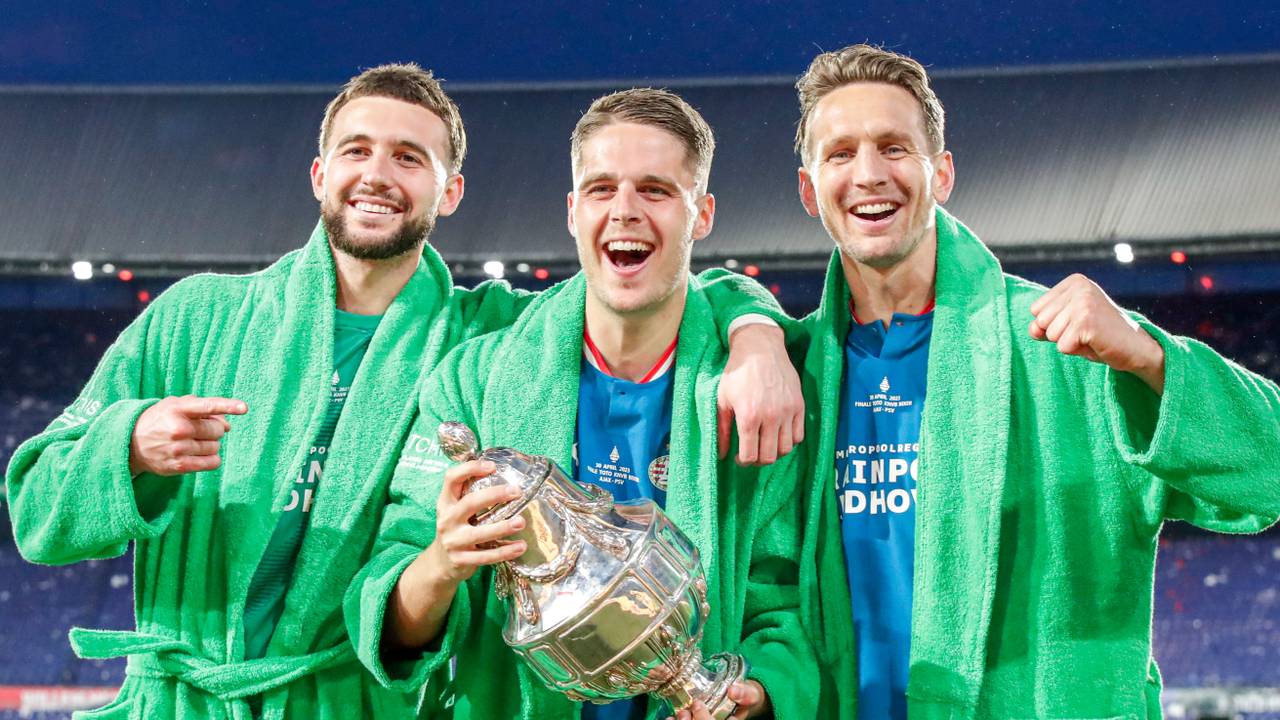 Joël Drommel, Joey Veerman en Luuk de Jong met de KNVB Beker, na de winst op Ajax (foto: Orange Pictures).