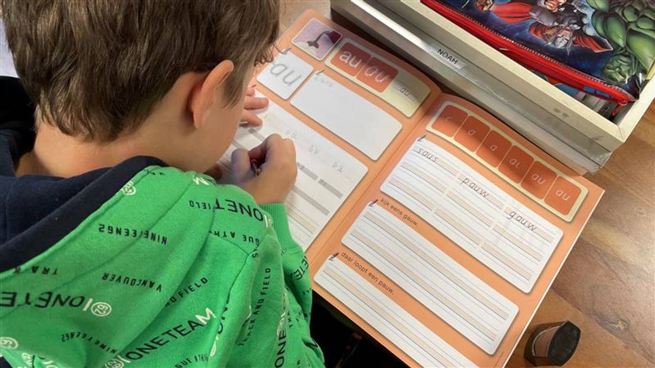 Jesse* leert schrijven op de boerderij (foto: Alice van der Plas)