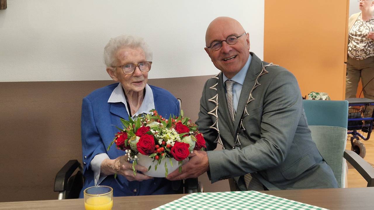 De 100-jarige zuster Egberta (links) met de burgmeester van Meierijstad Kees van Rooij (rechts) (foto: Tom Berkers).