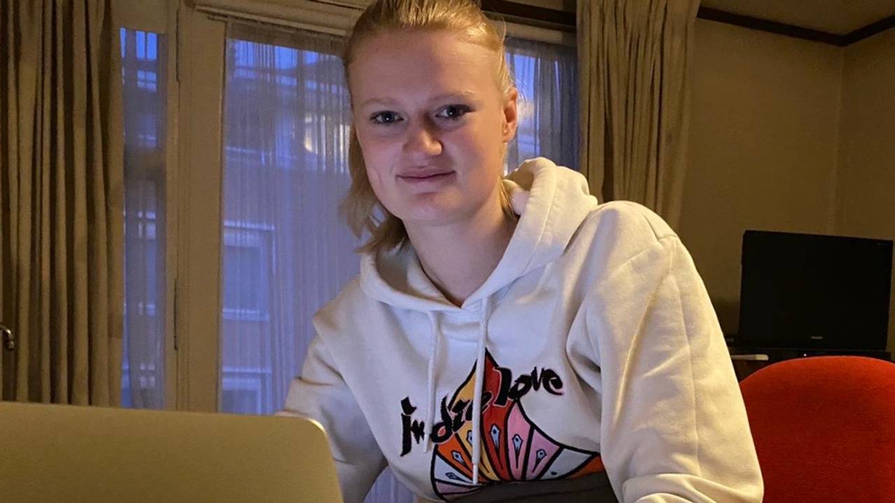 Sasja kan niet tijdens de lockdown niet stoppen met studeren. 
