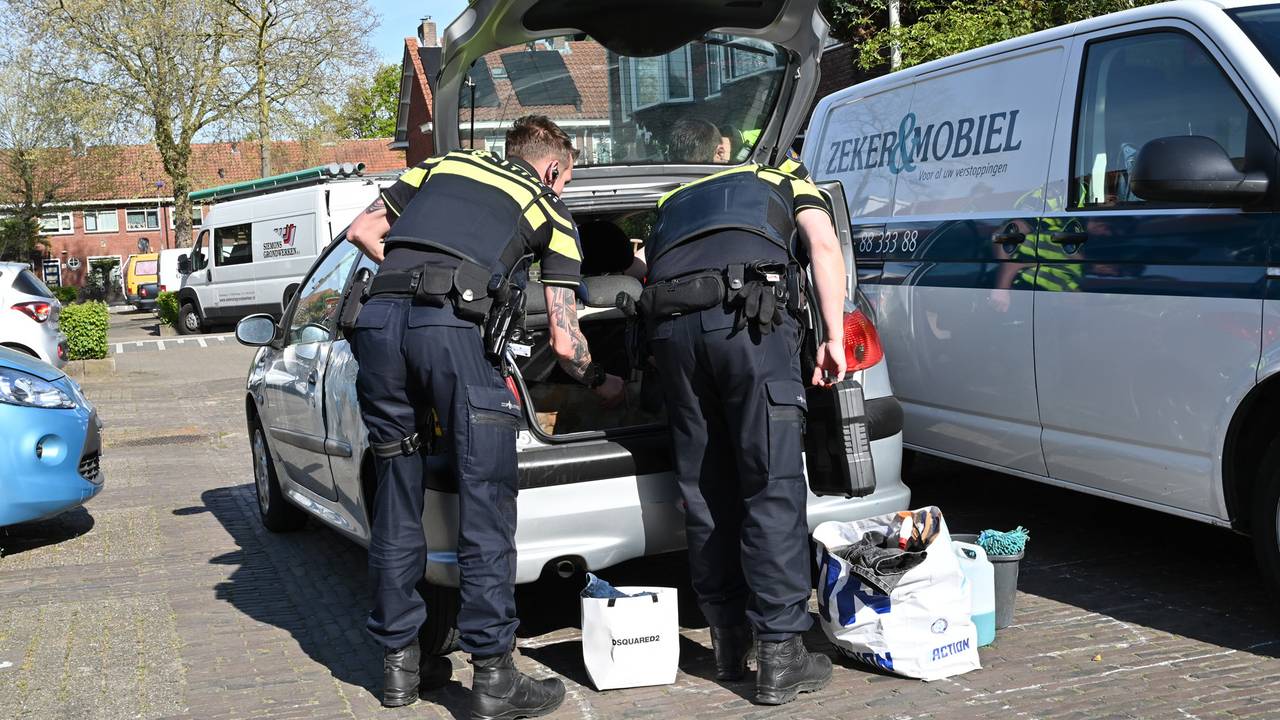 Agenten onderzoeken de auto die de vluchtende man achterliet in Breda (foto: Perry Roovers/SQ Vision).