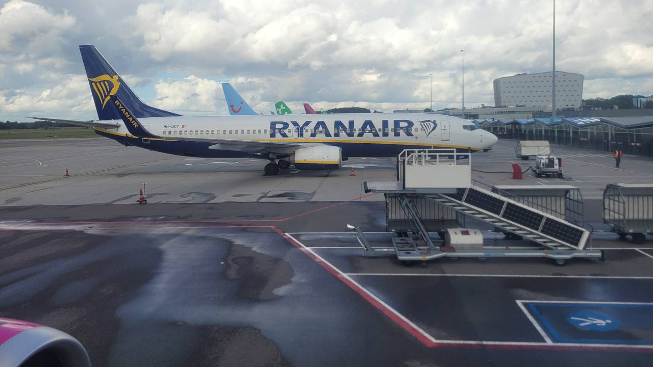 Een wachtende passagier stuurde vanuit zijn toestel een beeld van andere geparkeerde vliegtuigen op Eindhoven Airport. (foto: Omroep Brabant)