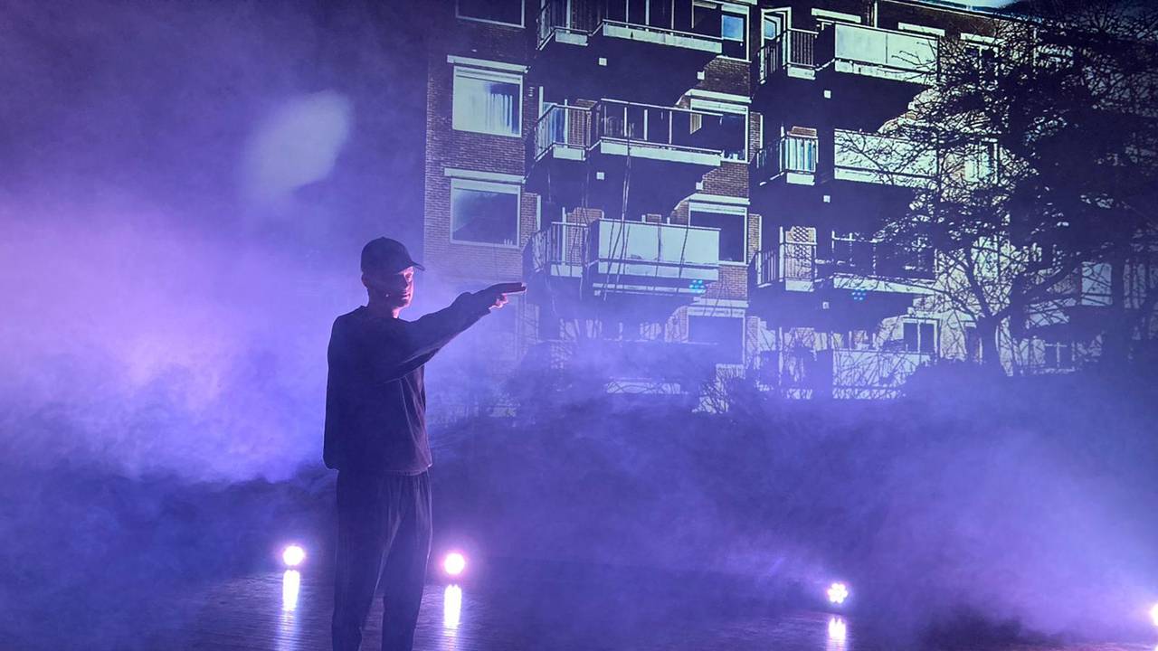 Justin doet zijn verhaal op het podium (foto: Spot on Stories).