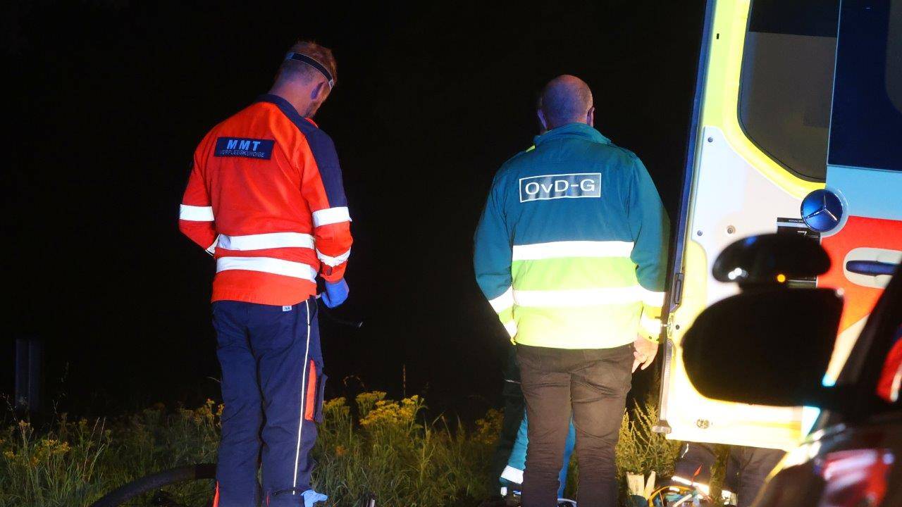 De vrouw fietste om nog onbekende redenen op de 80-kilometerweg (foto; Bart Meesters)