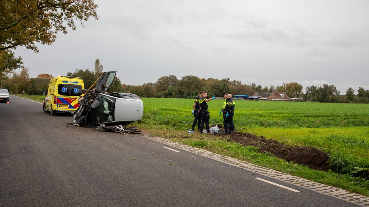 De auto trok een spoor door de berm (foto: Christian Traets/SQ Vision).