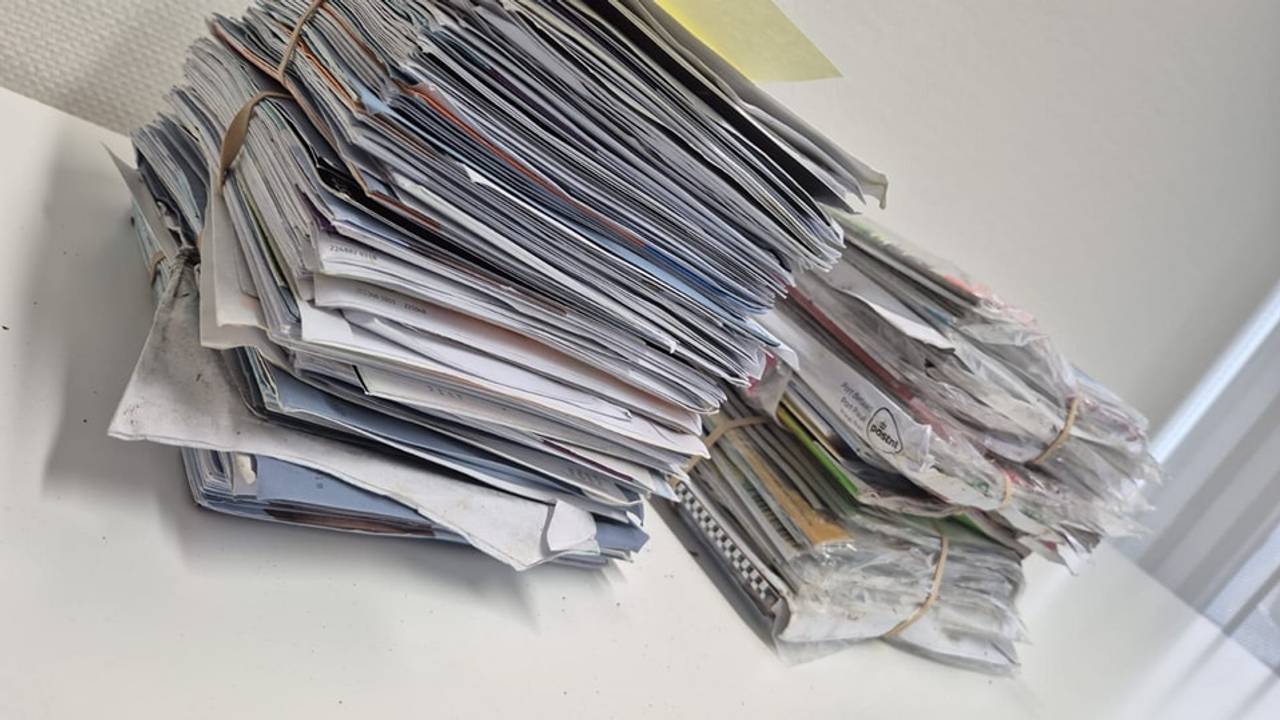 De stapels post waren gedumpt (foto: politie Waalwijk Loon op Zand).