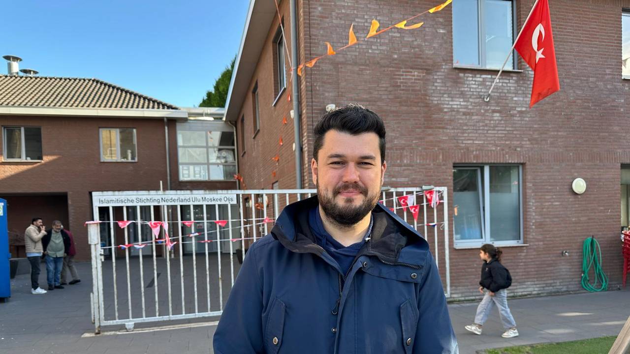 Moskee-voorzitter Orhan Gür is voor Nederland en Turkije (foto: Leon Voskamp).