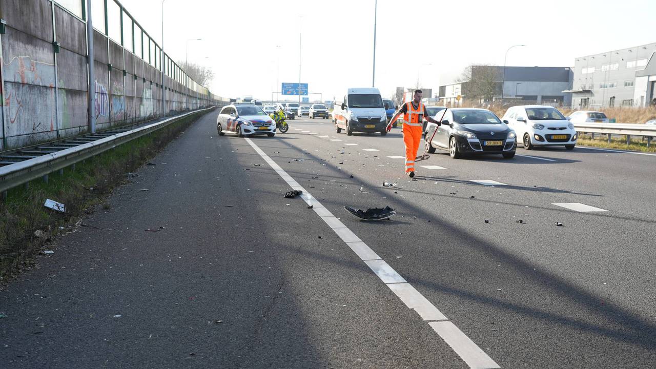 Busje rijdt achterop vrachtauto A59 Waalwijk (Erik Haverhals/Persbureau Heitink).