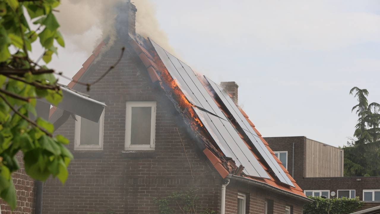 De vlammen sloegen uit het dak van het huis in Uden (foto: Kevin Kanters/SQ Vision).