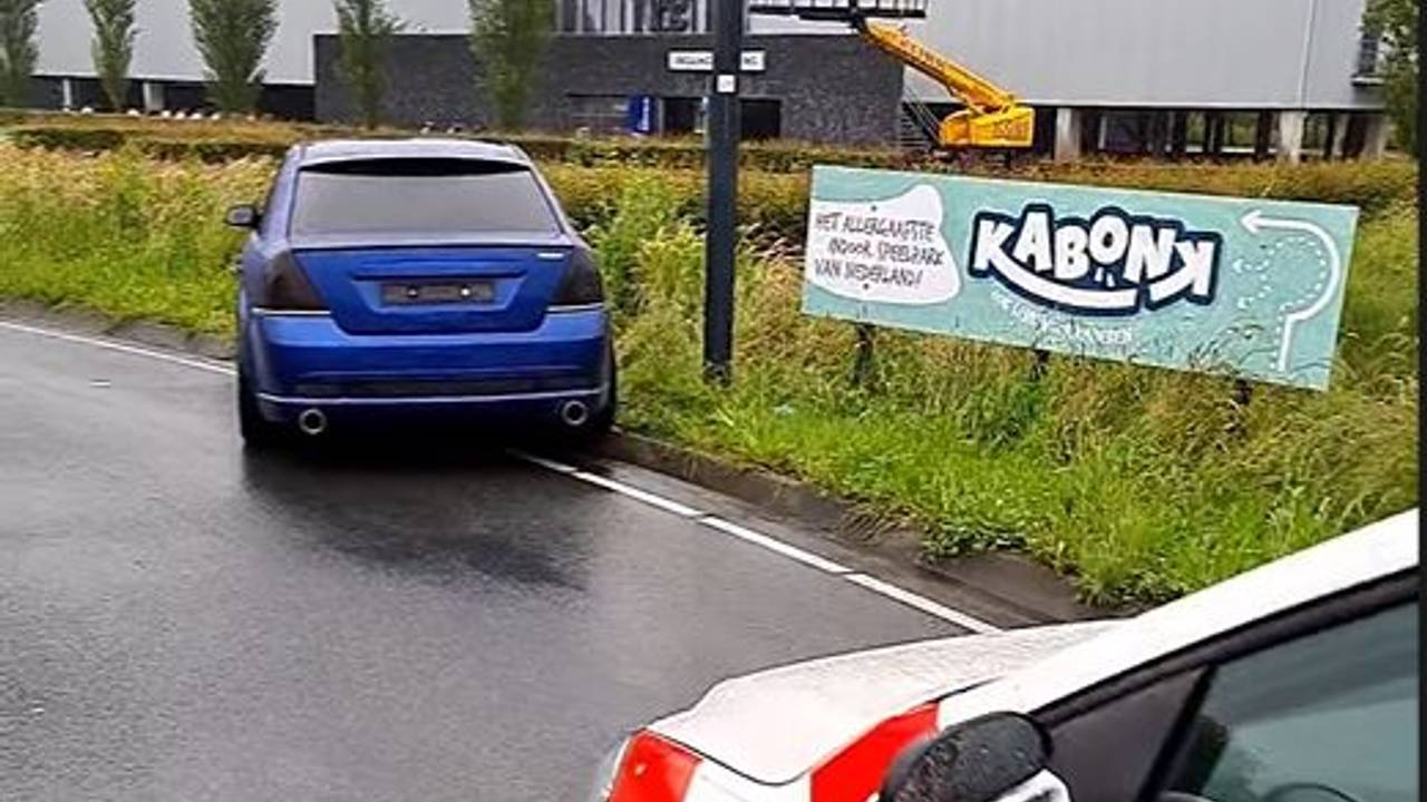 De auto werd achtergelaten aan het Breepark in Breda (foto: Instagram wijkagenten Markdal-buiten).
