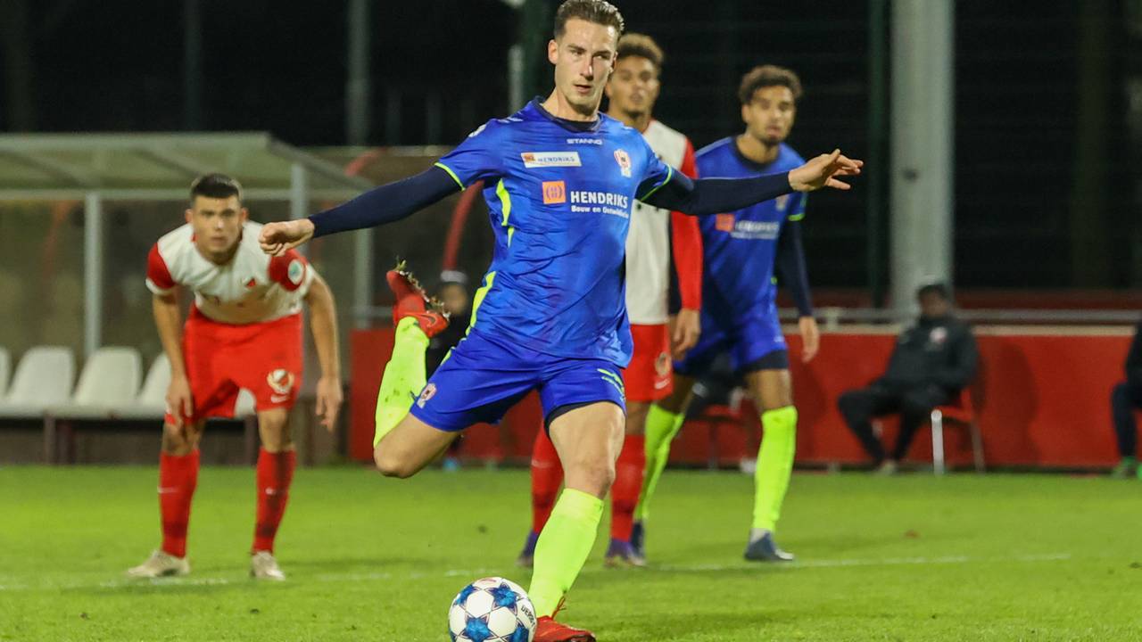 Dennis van der Heijden (TOP Oss) legt aan voor de beslissende treffer (foto: Orange Pictures).