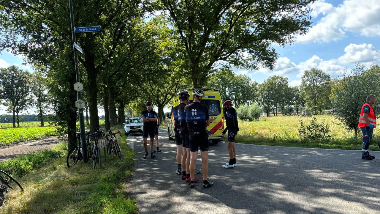 De sturen van twee wielrenners raakten elkaar bij het afslaan (foto: Marco van der Broek/SQ Vision).