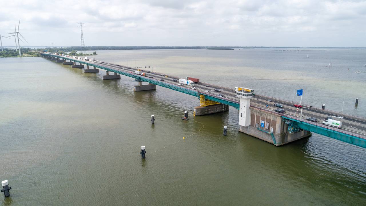 De oorzaak van de vele storingen op de Haringvlietbrug is bekend (foto: Rijkswaterstaat).