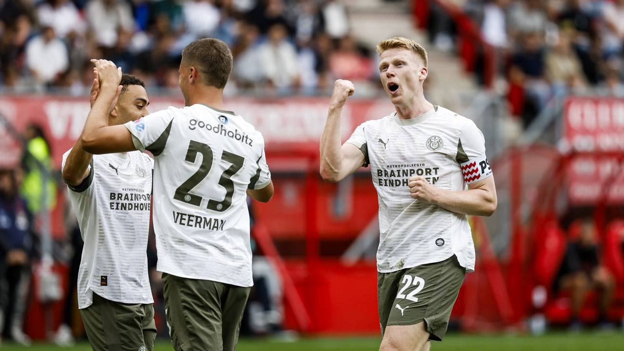 Jerdy Schouten (rechts) juicht na een van de twee PSV-doelpunten, samen met Joey Veerman en Sergiño Dest (foto: ANP).