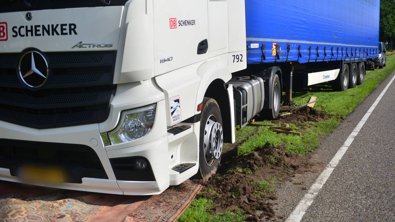 De gestrande vrachtwagen in Deurne (foto: Walter van Bussel/SQ Vision).