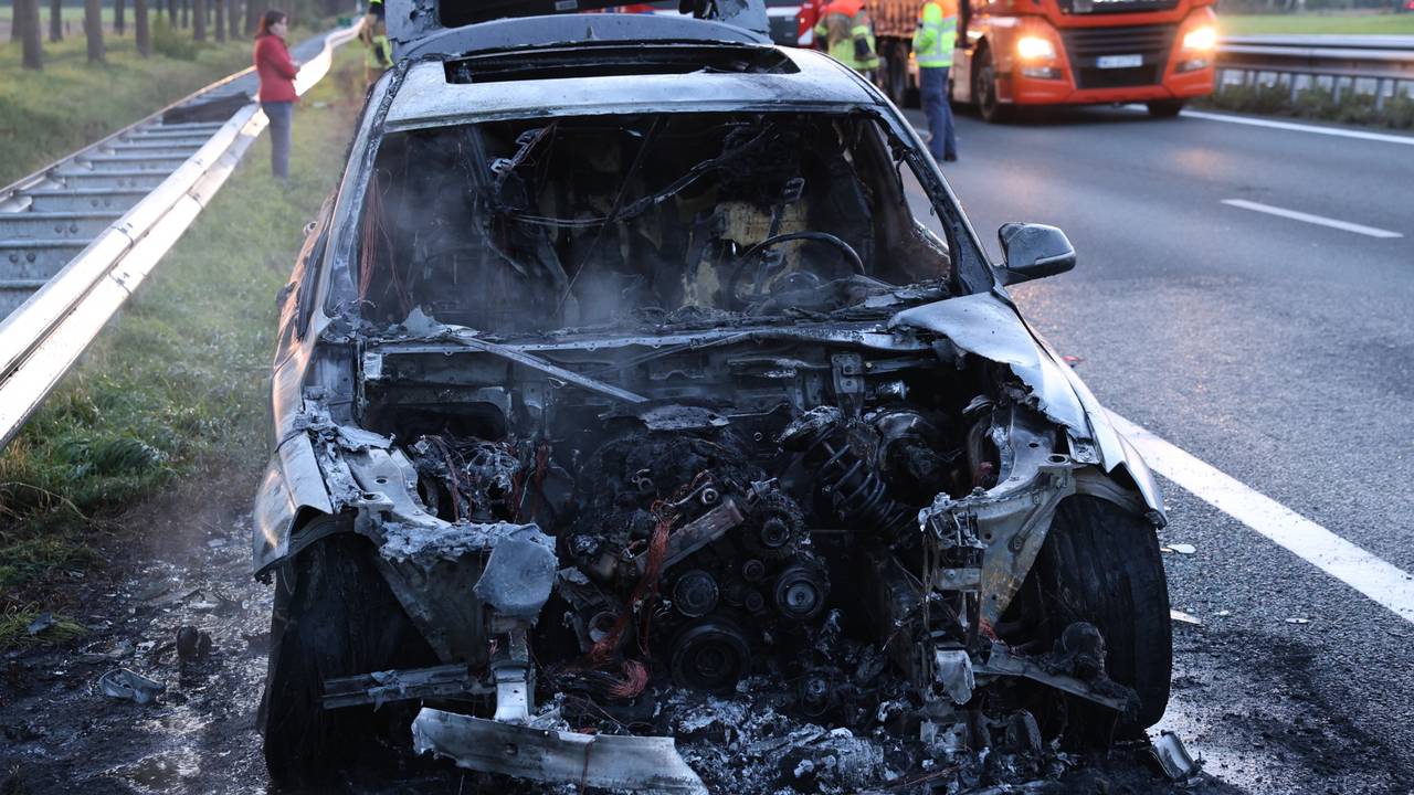 Auto brandt volledig uit op de A58 (Foto: Sander van Gils/SQ Vision)