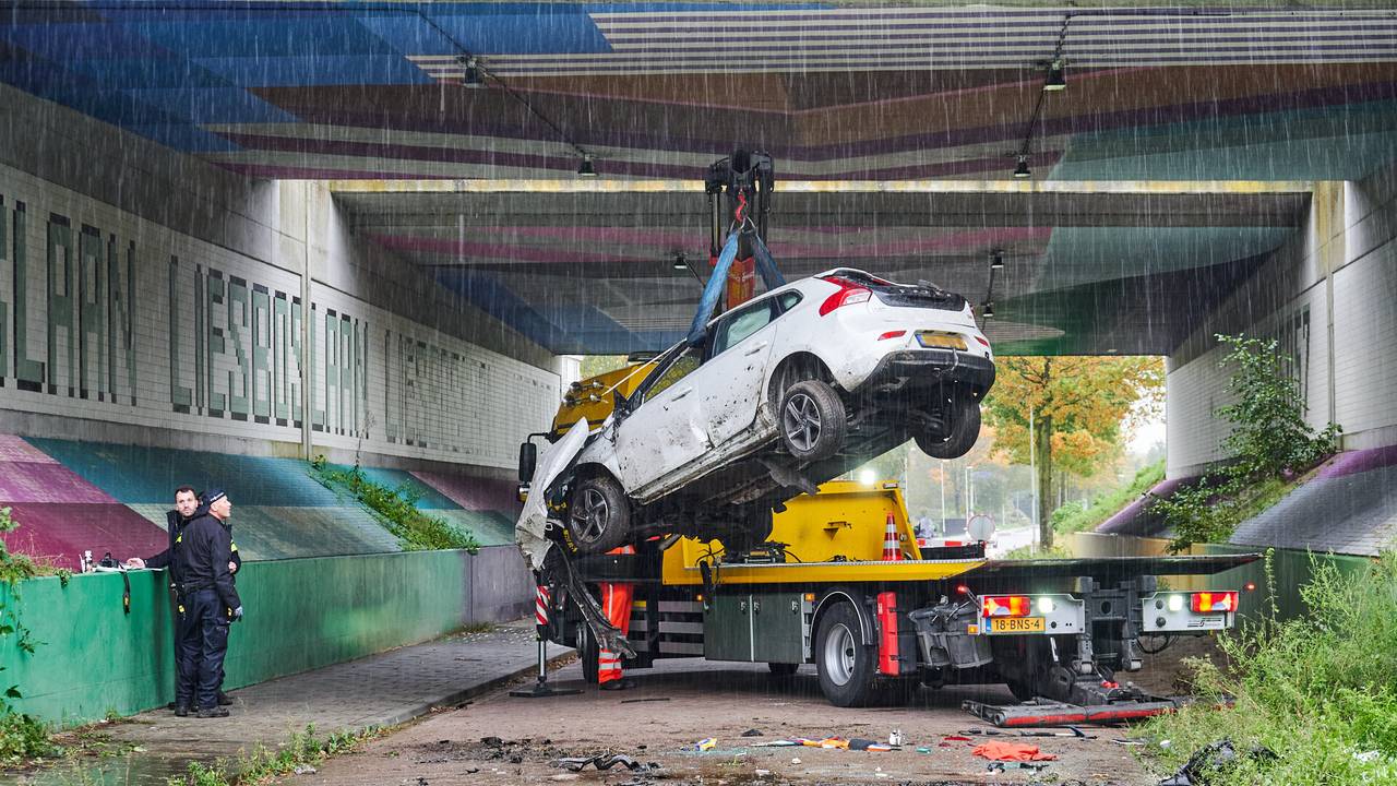 De gecrashte auto is in de loop van de zondagochtend getakeld (foto: Tom van der Put/SQ Vision).