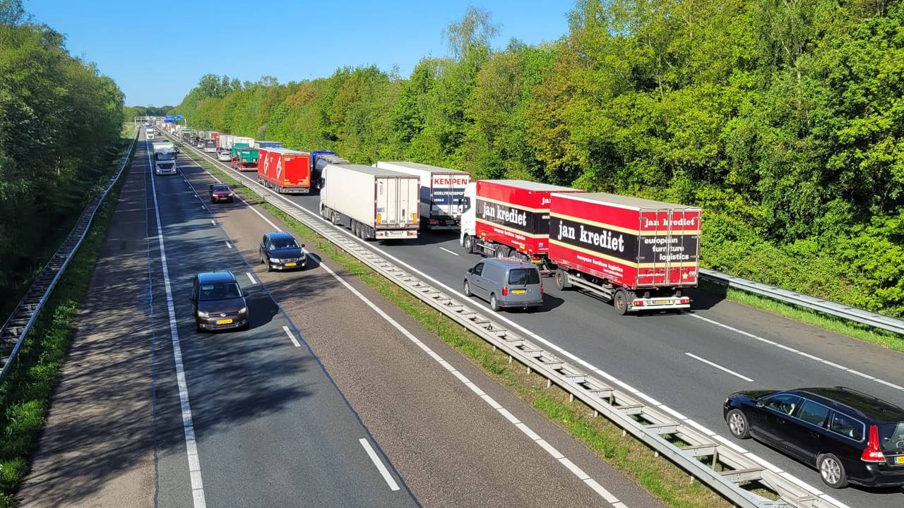 Op de A67 voor Someren ontstond een kilometerslange file (foto: Shyamen Bollen).