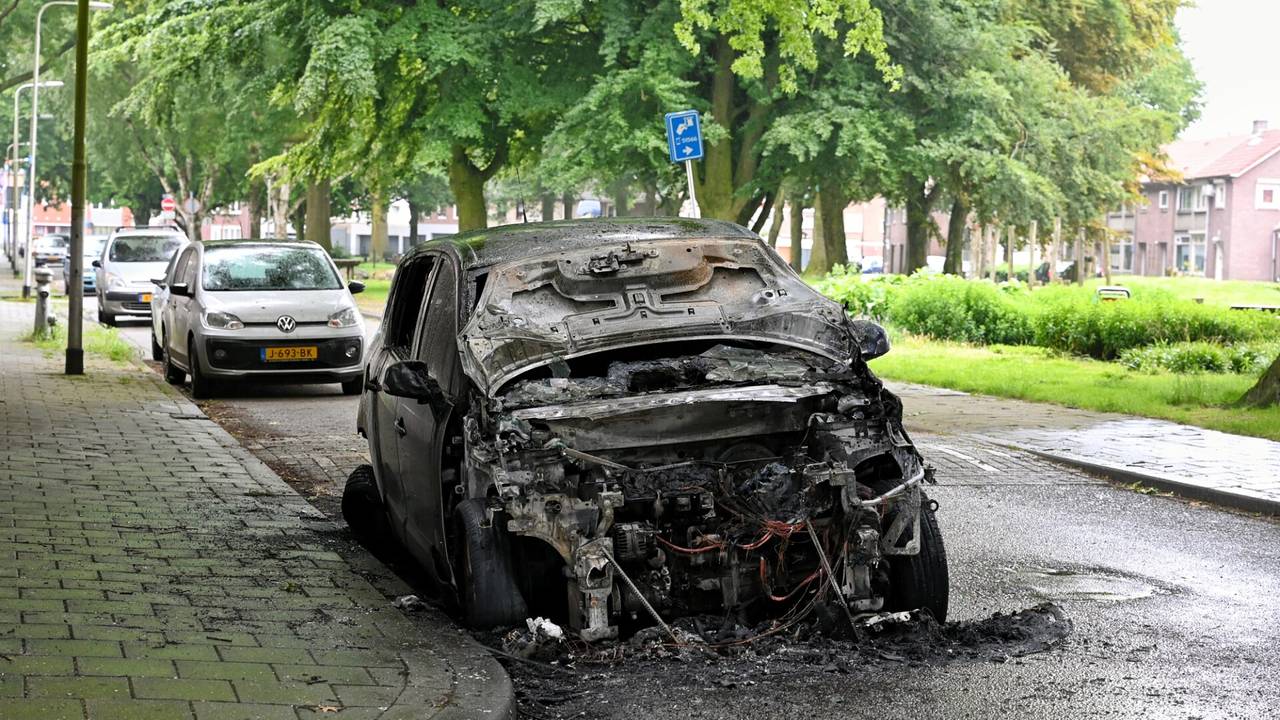 De autobrand werd rond kwart voor vier zondagnacht ontdekt (foto: Toby de Kort/SQ Vision).