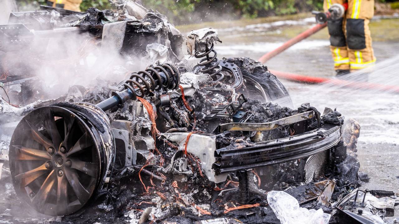 De smeulende resten (foto: Dave Hendriks/SQ Vision).