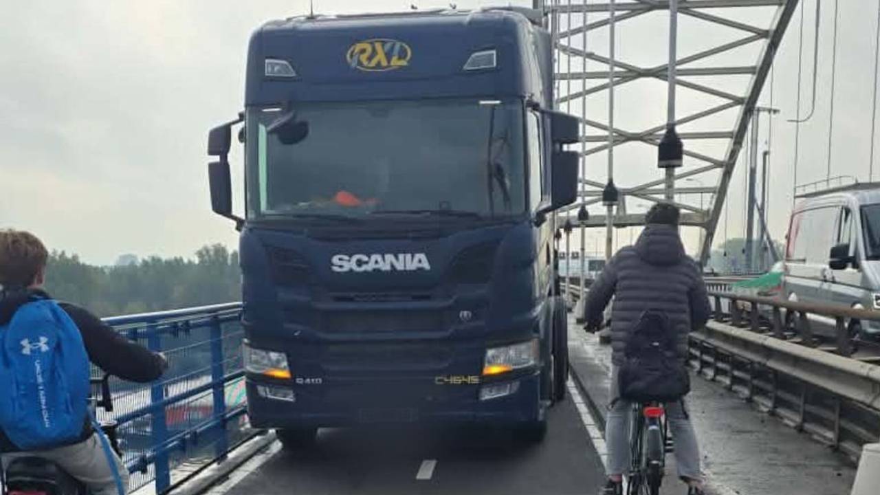 Vrachtauto op het fietspad (foto: merwedebruga27/X).