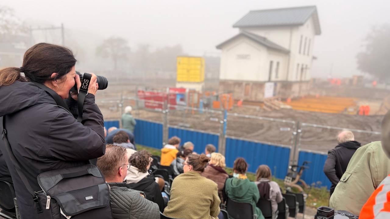 Volop belangstelling voor de verplaatsing van het stationsgebouw in Vught (foto: Jan Peels). 
