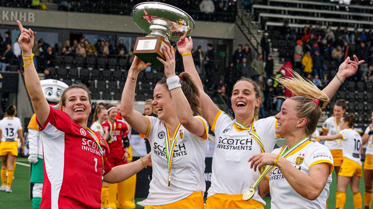 Josine Koning, Maartje Krekelaar, Pien Sanders en Joosje Burg vieren de overwinning (foto: OrangePictures).