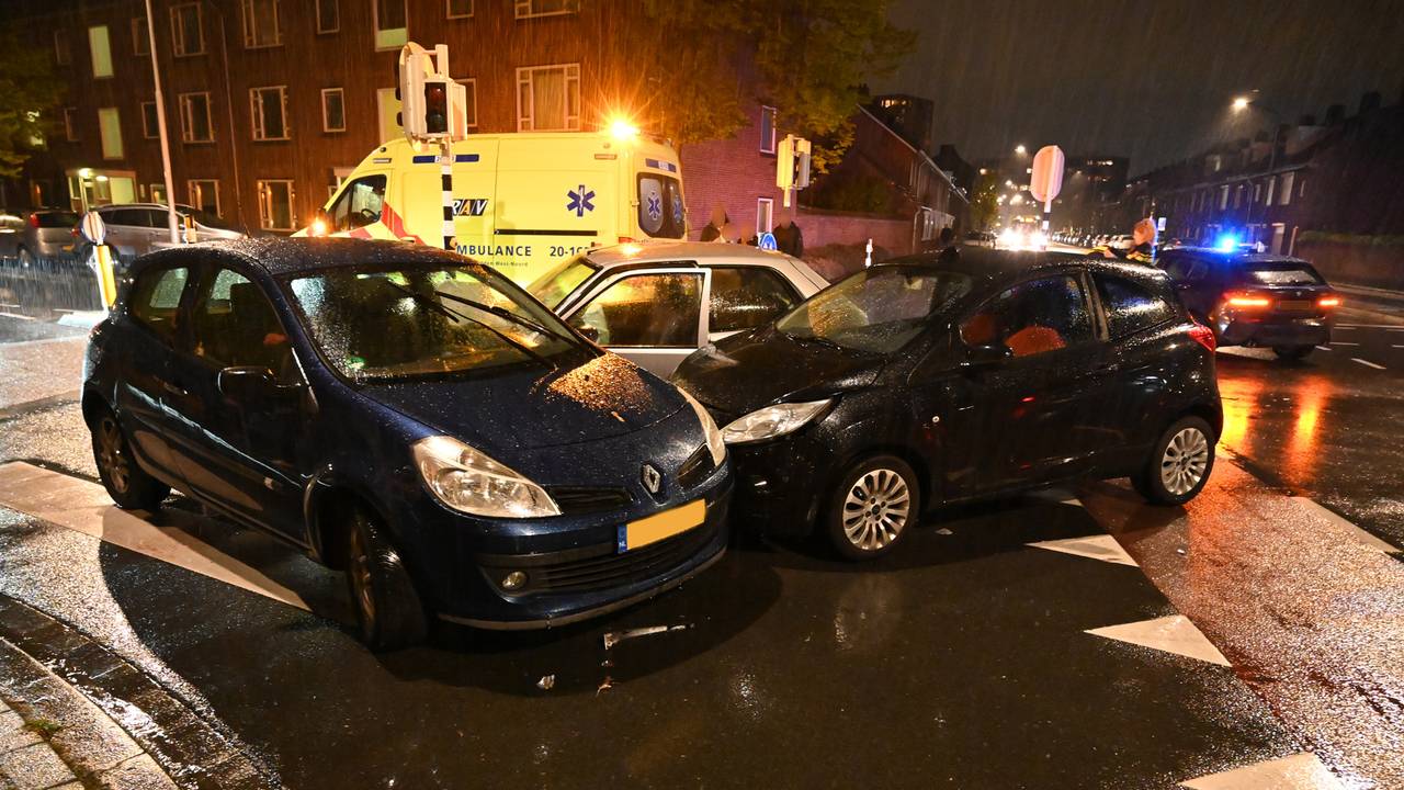 De auto's botsten op de kruising van de Doctor Struyckenstraat met de Heuvelbrink in Breda (foto: Perry Roovers/SQ Vision).