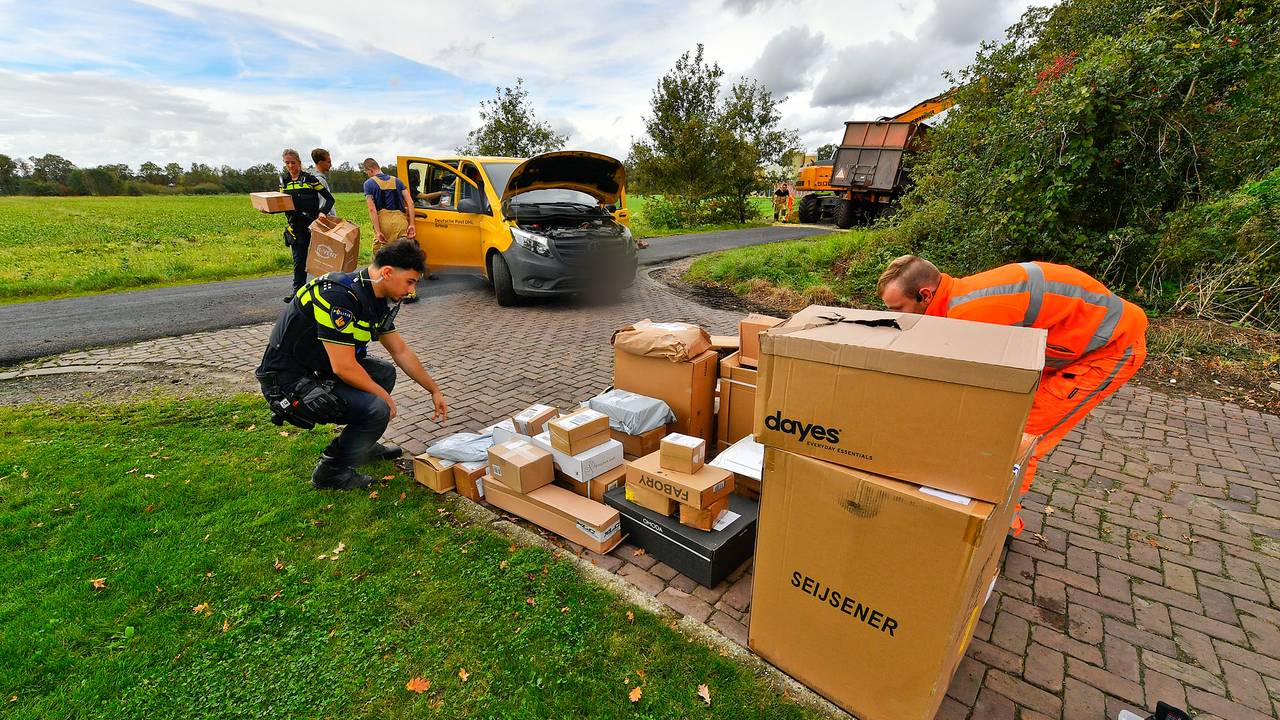 Tractor met maïs botst tegen postbezorger (foto: Rico Vogels/SQ Vision).