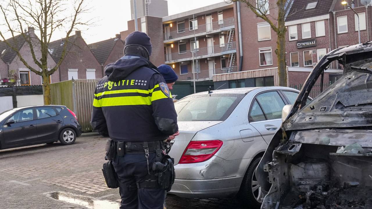 De politie neemt de schade op (foto: Harrie Grijseels/SQ Vision).